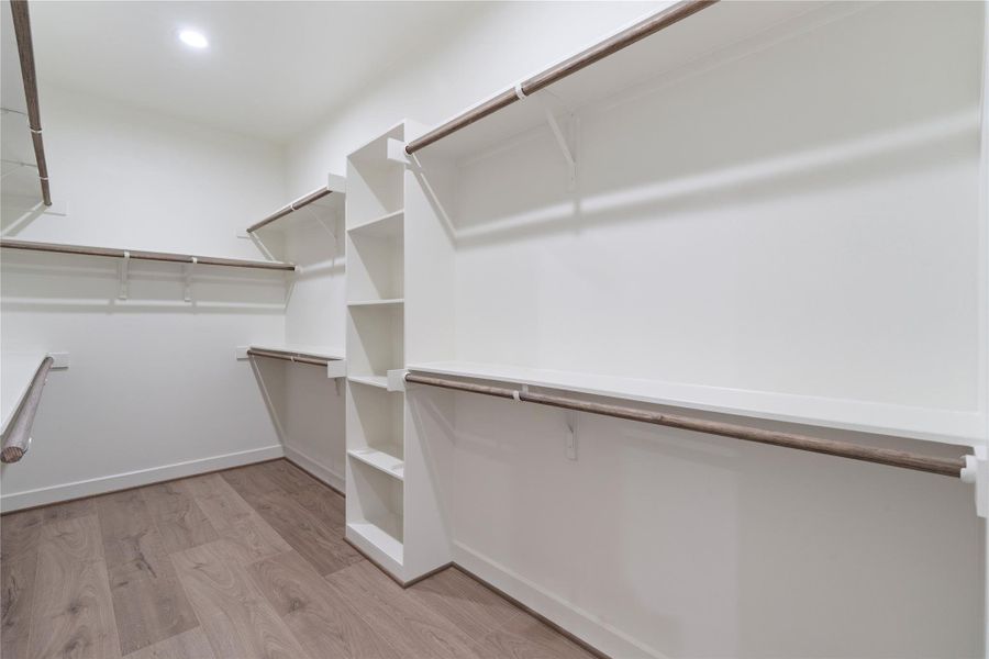 Spacious, unfurnished interior of a new home in Willowbend Point, Houston (Image 19).