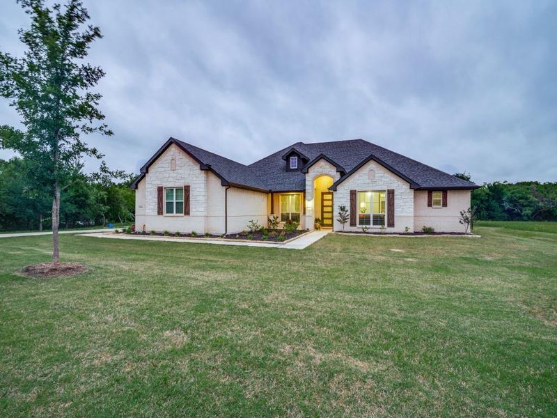 Exterior details and patio area of a home in Vista Oaks Estates, Royse City (Image 4).
