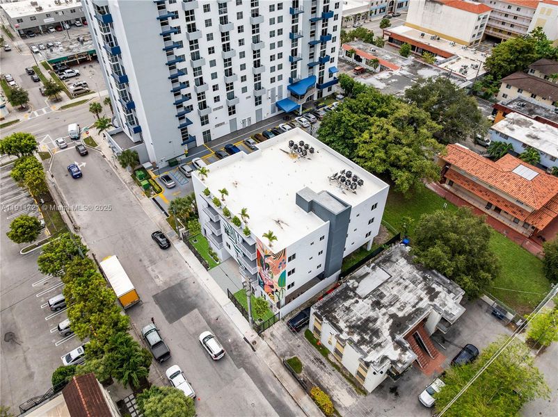 Condo located in Miami, FL showcasing its design and architecture (Image 3).