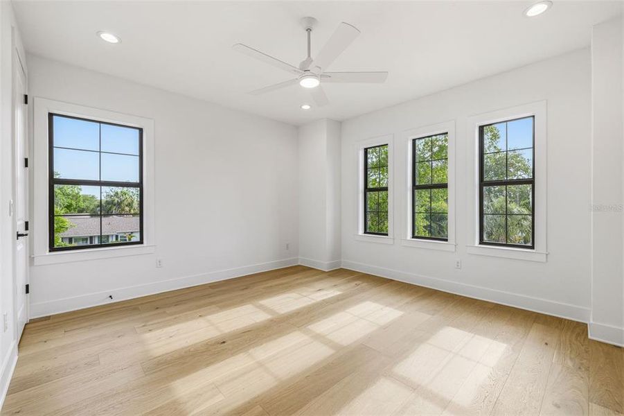 Spacious, unfurnished interior of a new home in , Tampa (Image 19).