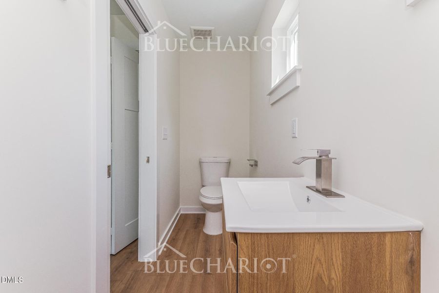 18-photo-Bathroom-c6c7d274-e807-4e91-a42