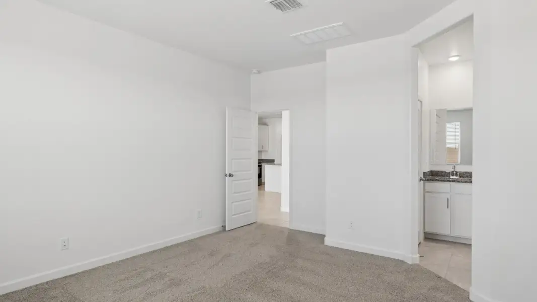 Spacious, unfurnished interior of a new home in Quail Ranch, San Tan Valley (Image 17).