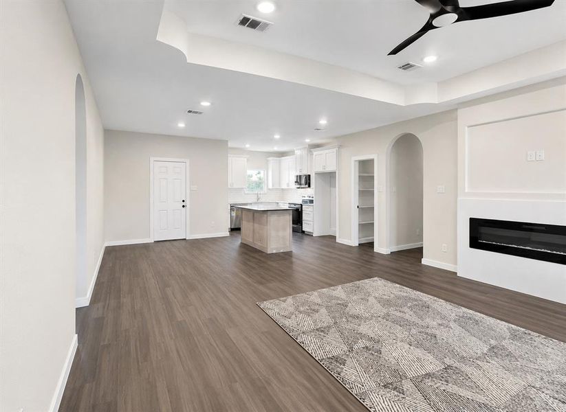 Spacious, unfurnished interior of a new home in , Alma (Image 24).