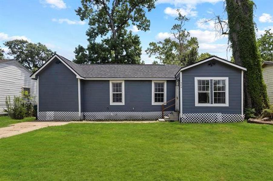 Exterior details and patio area of a home in , Beaumont (Image 2).