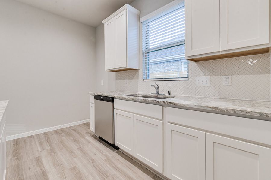 Representative furnished interior of a home built from the Floor Plan 1784 by Colina Homes in Tidwell Lakes, Houston (Image 13).