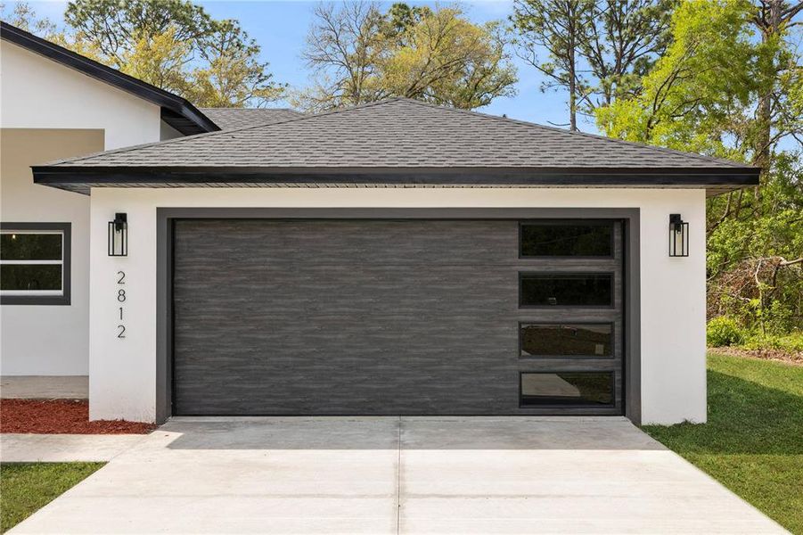 Exterior details and patio area of a home in , Dunnellon (Image 30).