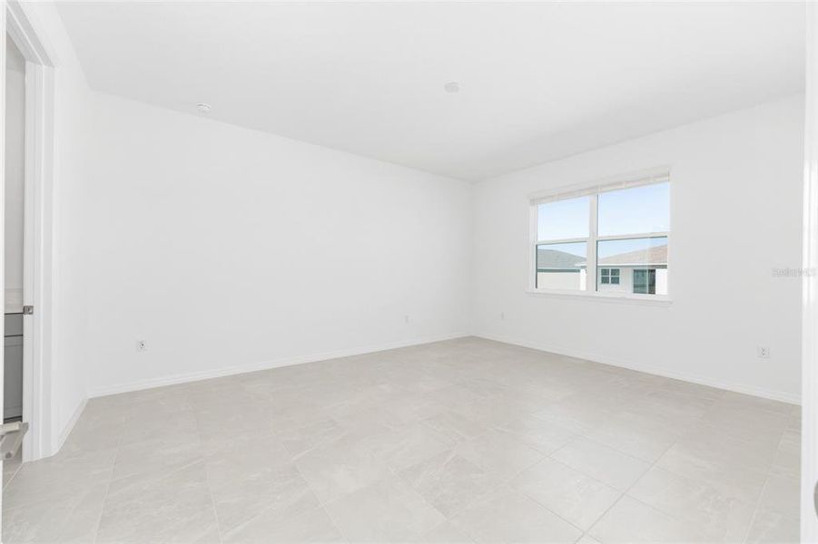 Spacious, unfurnished interior of a new home in Calesa Township, Ocala (Image 33).