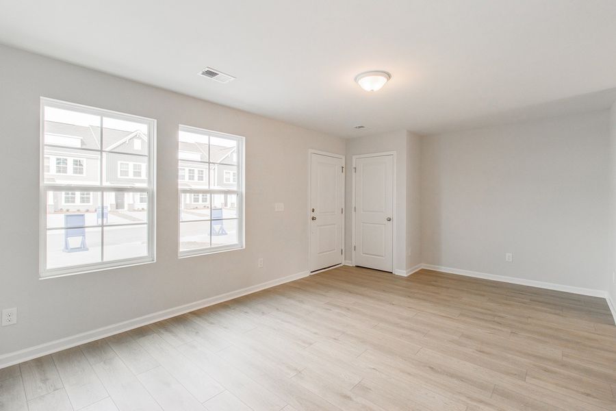 Spacious, unfurnished interior of a new home in Astoria, Columbia (Image 14).