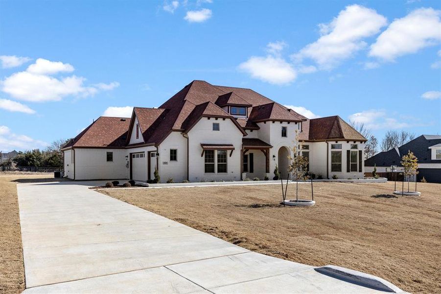 View of front facade with a front yard.