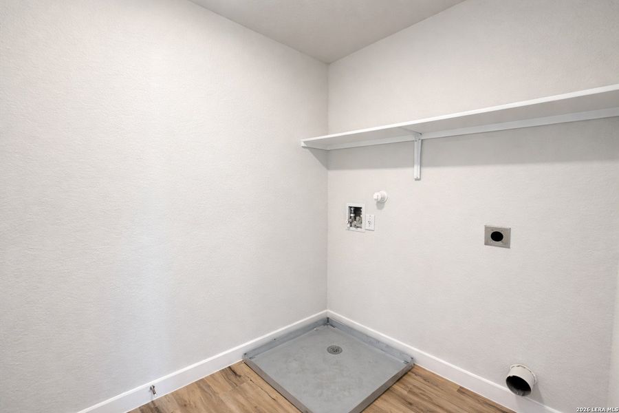 Spacious, unfurnished interior of a new home in Bear Creek, San Antonio (Image 18).