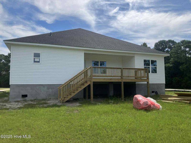 Exterior details and patio area of a home in Fairfield Harbour, New Bern (Image 2).