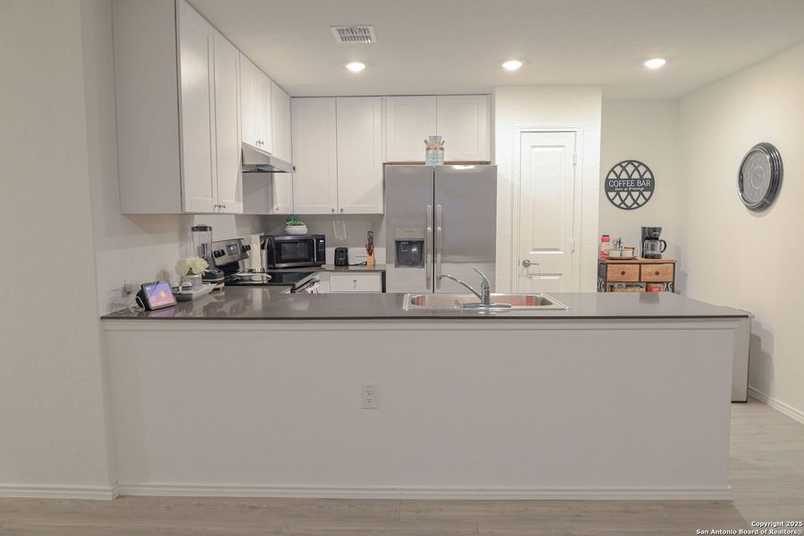 Furnished interior view inside a new home in Mission del Lago, San Antonio (Image 8). Furnished interior view inside a new home in Mission del Lago, San Antonio (Image 8).