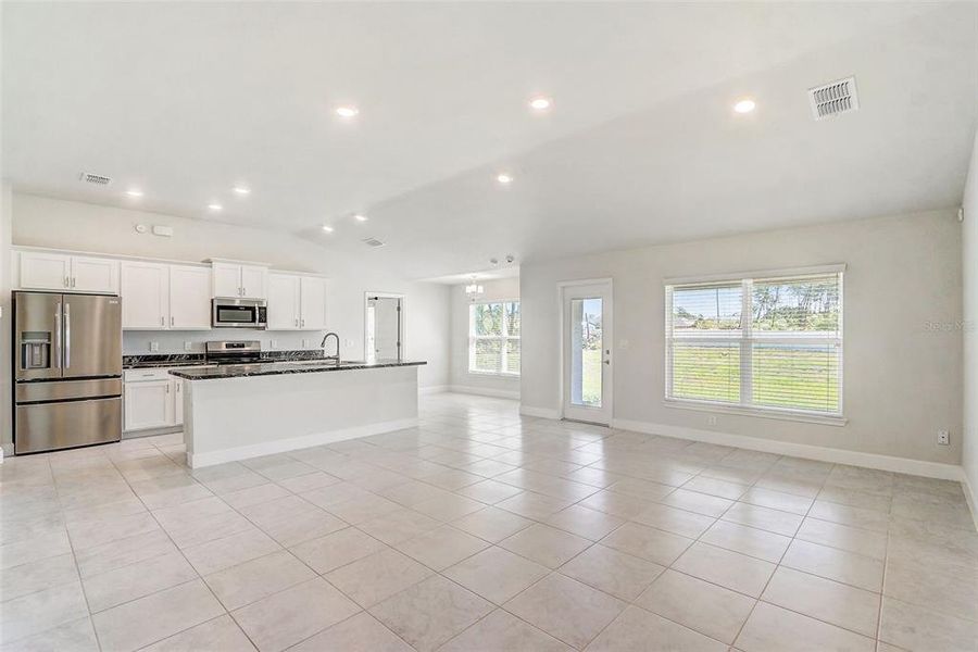 Spacious, unfurnished interior of a new home in , Ocala (Image 25).