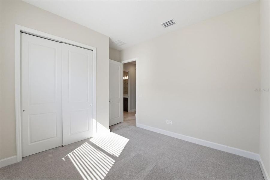 Spacious, unfurnished interior of a new home in Valencia Ridge, Wesley Chapel (Image 29).