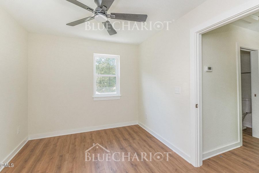 15-photo-Bedroom-4131752d-6330-4e86-9a4c