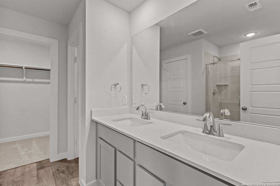 Furnished interior view inside a new home in Senna, Leon Valley (Image 9).