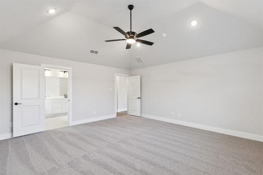 Spacious, unfurnished interior of a new home in Dove Hollow, Waxahachie (Image 22).