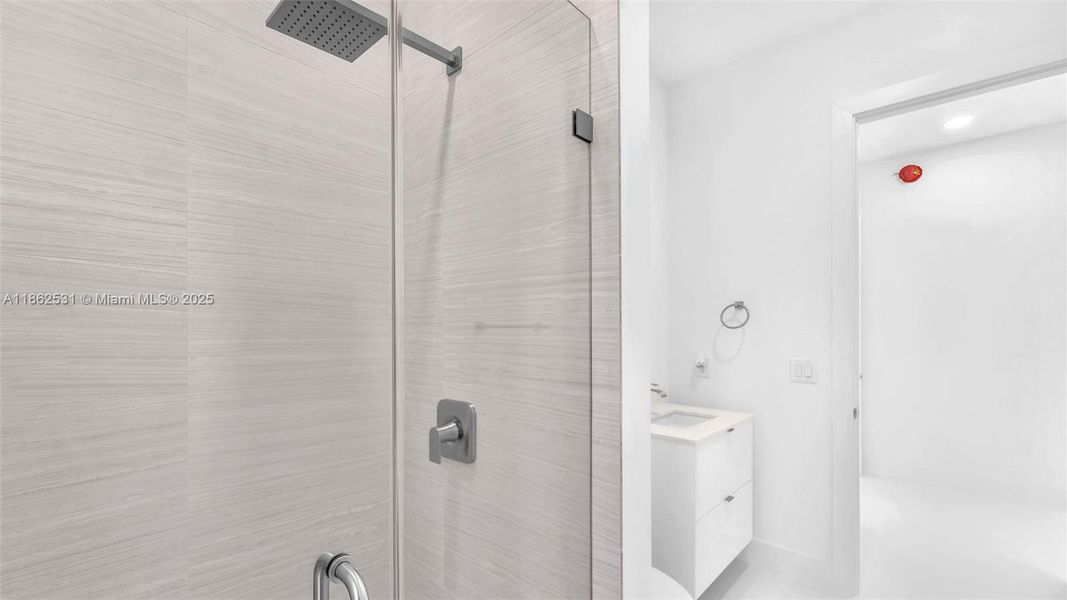 Spacious, unfurnished interior of a new home in , Miami (Image 39).