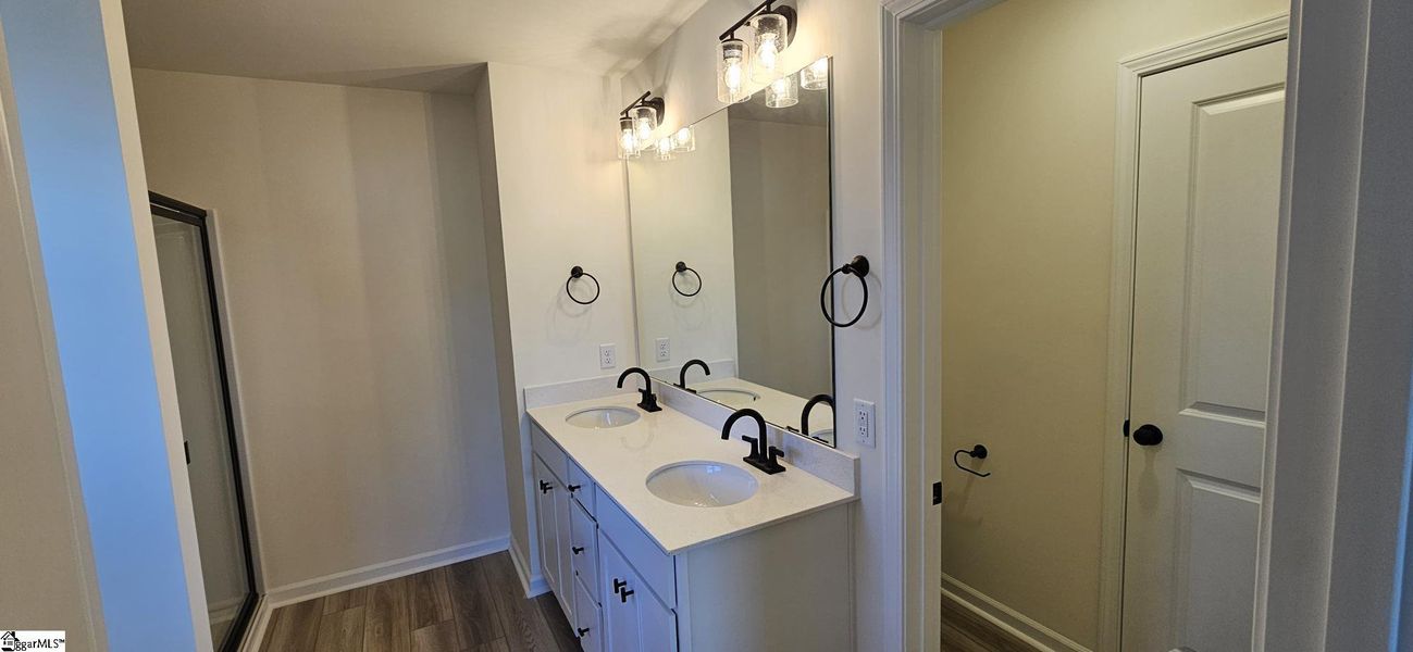 Furnished interior view inside a new home in Sedona, Greenville (Image 7).