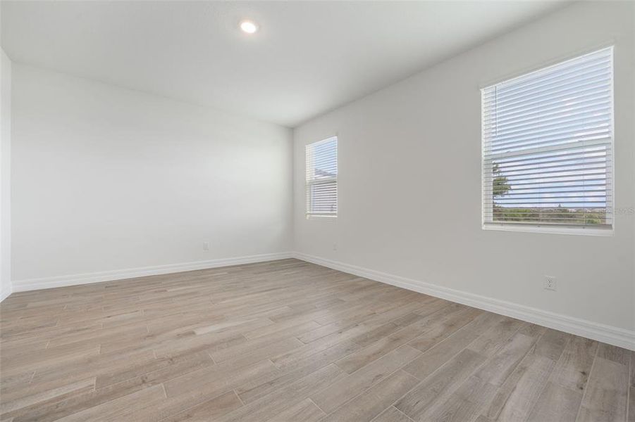 Spacious, unfurnished interior of a new home in Lakes of Mount Dora, Mount Dora (Image 23).