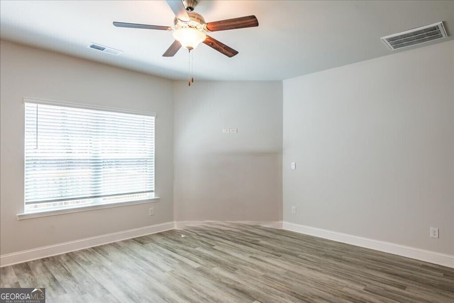 Spacious, unfurnished interior of a new home in Oakview Estates, Macon (Image 20).