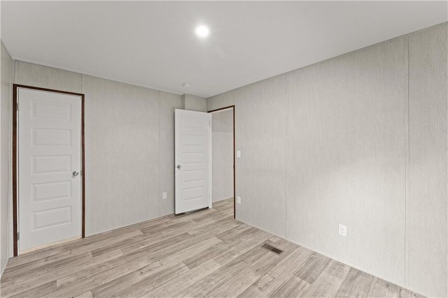 Spacious, unfurnished interior of a new home in , Acworth (Image 15).