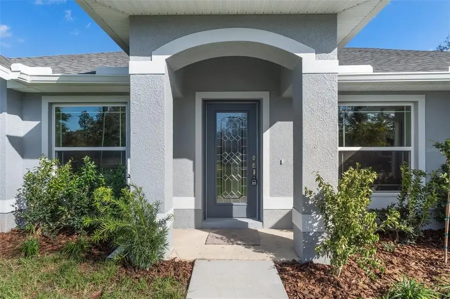 Exterior details and patio area of a home in , Homosassa (Image 3).