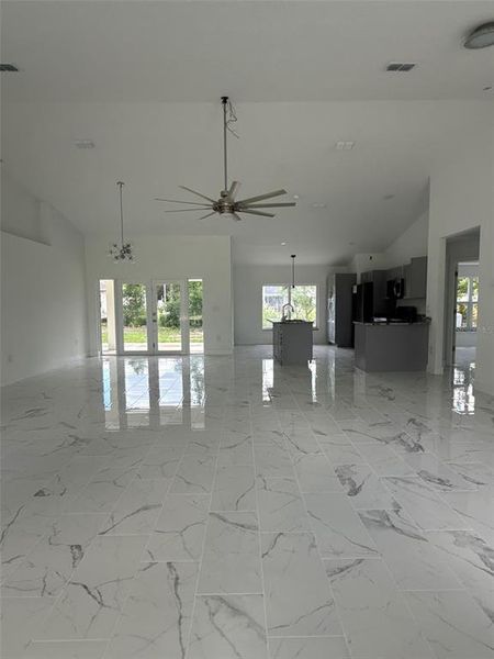 Spacious, unfurnished interior of a new home in , Ocala (Image 4).