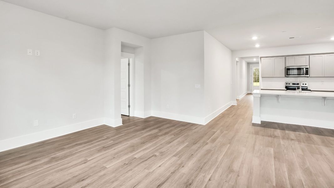 Spacious, unfurnished interior of a new home in Rolling Hills, Bolivia (Image 16).