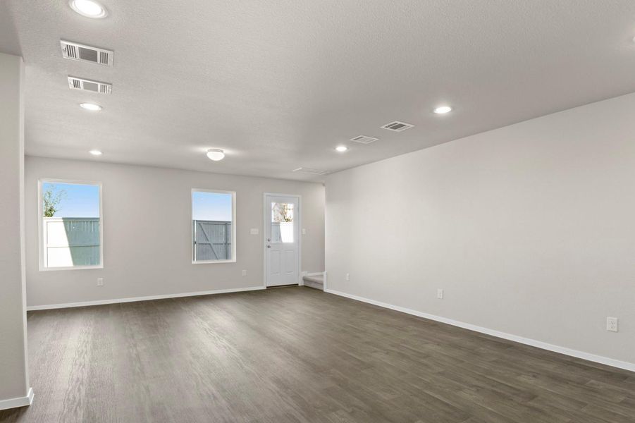 Spacious, unfurnished interior of a new home in Harvest Ridge, Elgin (Image 16).