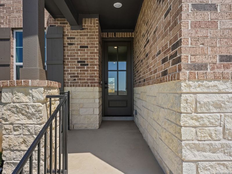 Exterior details and patio area of a home in Hunter's Ranch, San Antonio (Image 2).