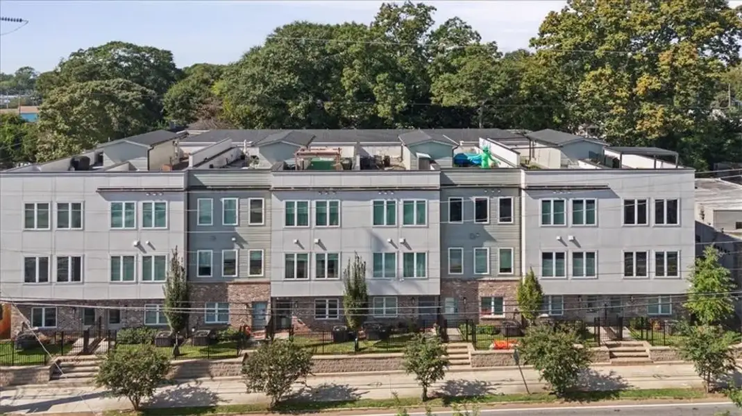Condo located in Atlanta, GA showcasing its design and architecture (Image 6).