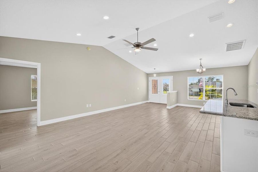 Spacious, unfurnished interior of a new home in , Weeki Wachee (Image 19).