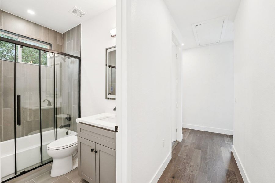 Full bathroom on the second floor Full bathroom on the second floor