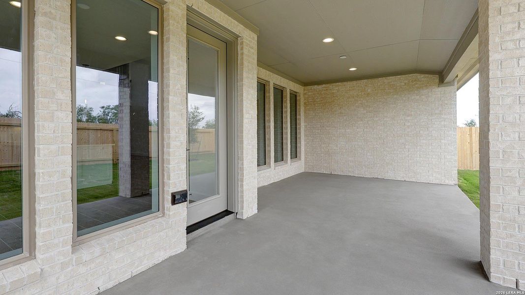Exterior details and patio area of a home in Haby Hill, San Antonio (Image 3).