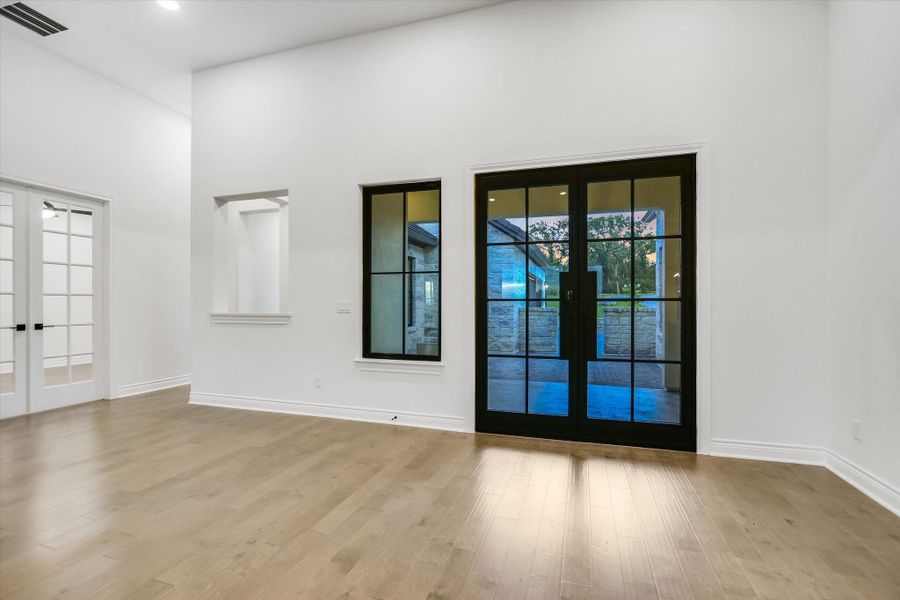 Spacious, unfurnished interior of a new home in , Horseshoe Bay (Image 25).