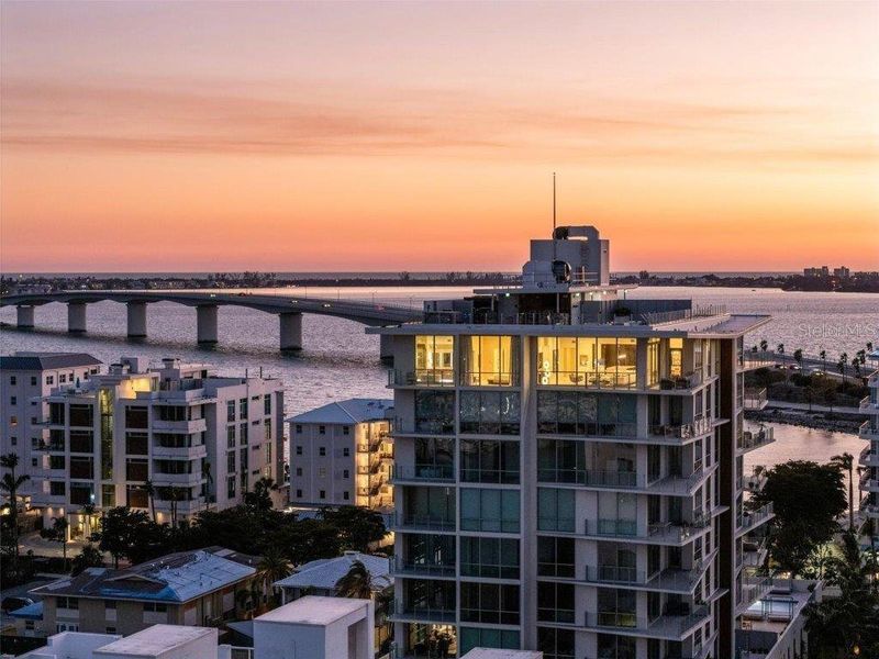 Condo located in Sarasota, FL showcasing its design and architecture (Image 4).