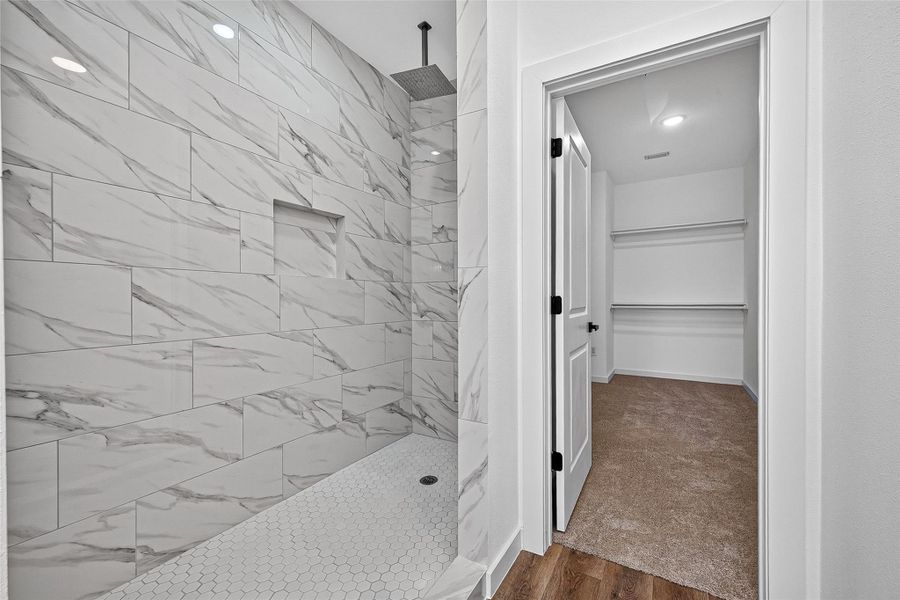 Spacious, unfurnished interior of a new home in , Conroe (Image 23).