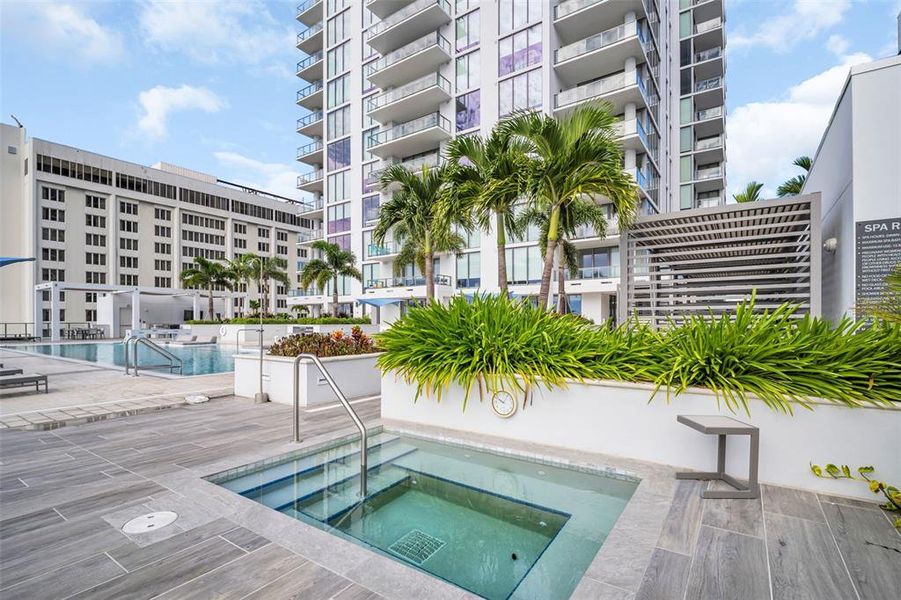 Condo located in St. Petersburg, FL showcasing its design and architecture (Image 5).