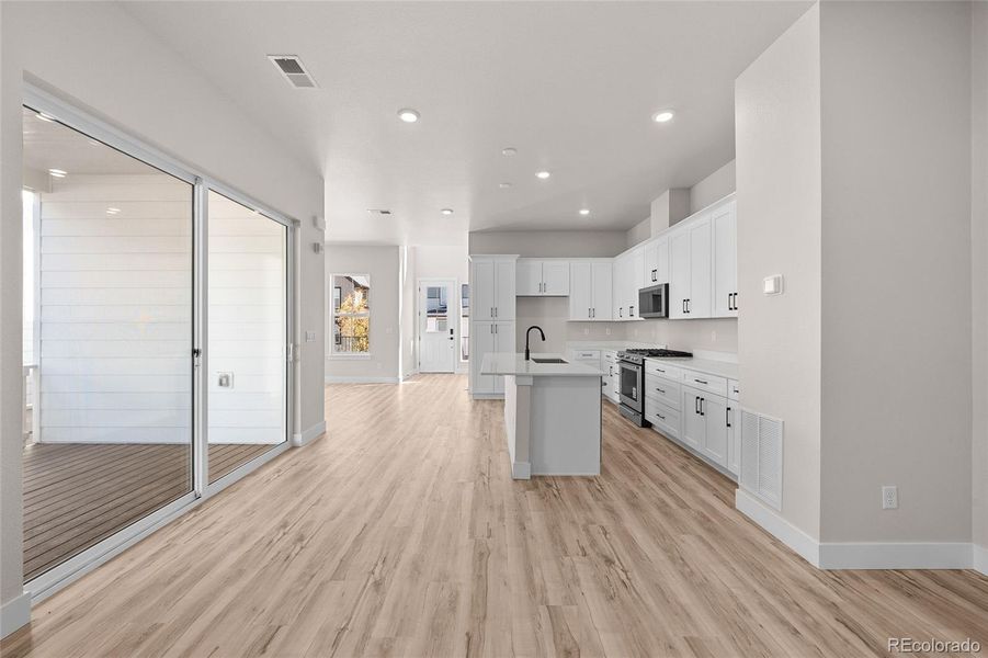 Spacious, unfurnished interior of a new home in Duet at Sterling Ranch, Littleton (Image 24).