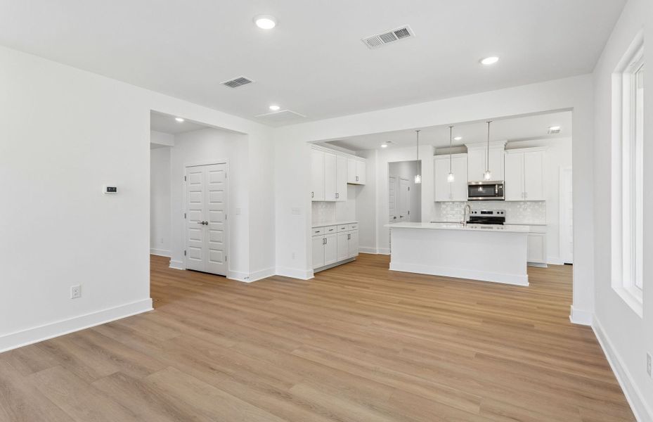 Spacious, unfurnished interior of a new home in Glenview Farms, Murfreesboro (Image 47).