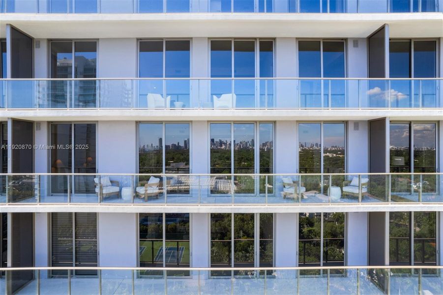 Condo located in Miami, FL showcasing its design and architecture (Image 5).