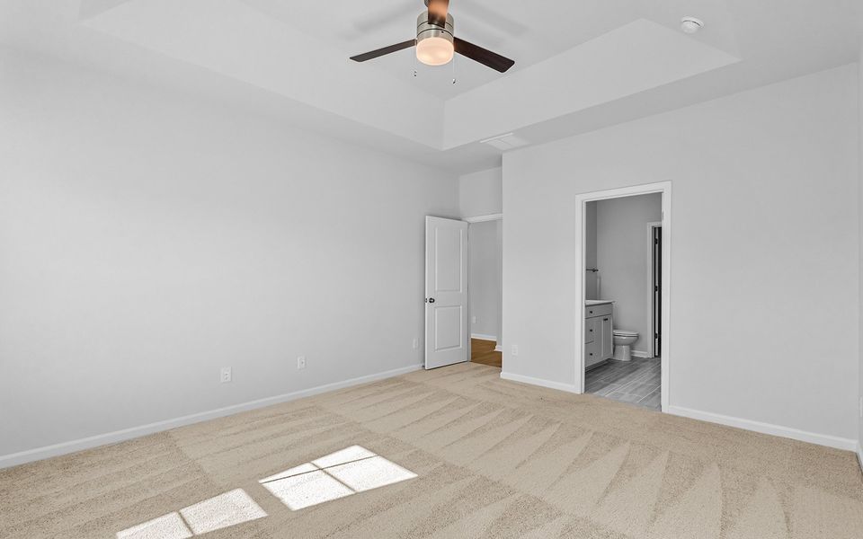 Spacious, unfurnished interior of a new home in Fieldstone, Lexington (Image 23).
