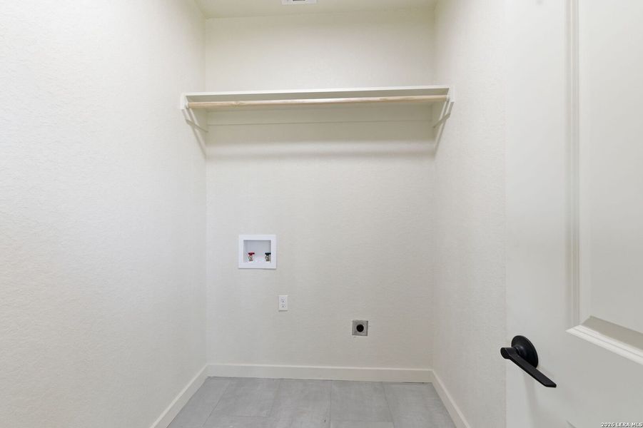 Spacious, unfurnished interior of a new home in , Floresville (Image 33).