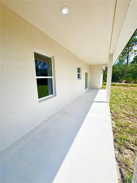 Exterior details and patio area of a home in , Dunnellon (Image 29).