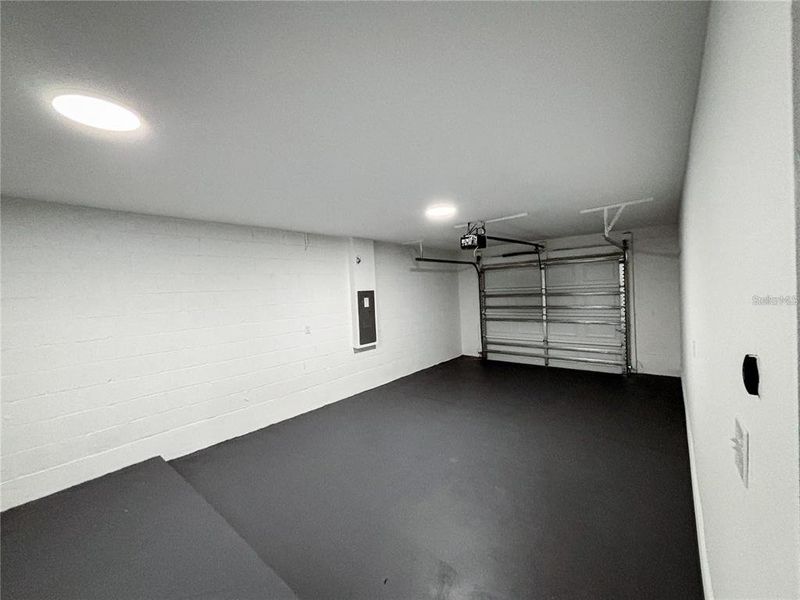 Spacious, unfurnished interior of a new home in , Sebring (Image 8).