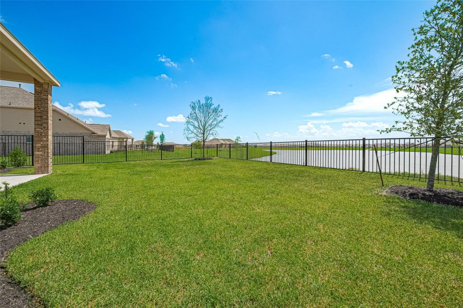 Exterior details and patio area of a home in Lago Mar, Texas City (Image 29).