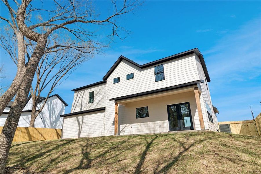 Exterior details and patio area of a home in , Glenn Heights (Image 3).