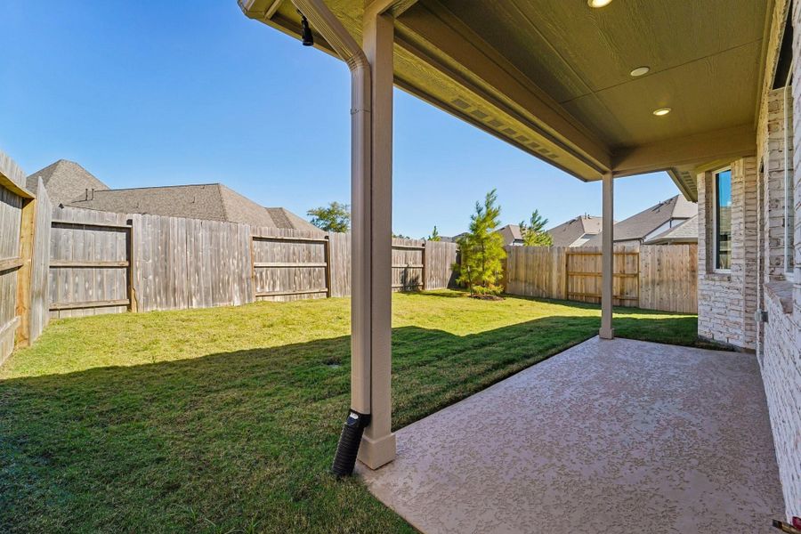 Exterior details and patio area of a home in Evergreen 40', Conroe (Image 4).