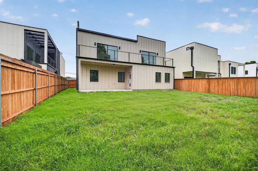 Exterior details and patio area of a home in , Irving (Image 4).
